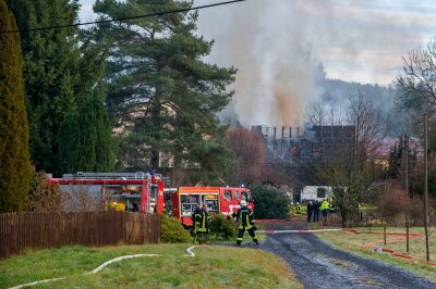 Einsturzgefahr: Wohnhausbrand in Sachsen beschäftigt Rettungskräfte - In Strahwalde kam es zu einem Gebäudebrand. Foto: xcitepress/Thomas Baier 