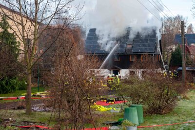 Einsturzgefahr: Wohnhausbrand in Sachsen beschäftigt Rettungskräfte - Die Feuerwehr musste den Innenangriff abbrechen, da der Dachstuhl einsturzgefährdet ist. Foto: xcitepress/Thomas Baier 