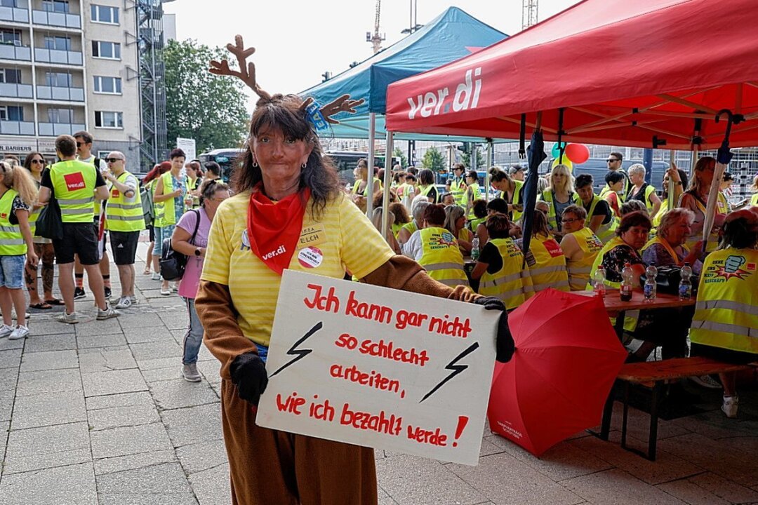 Einzelhandelsbeschäftigte streiken in Chemnitz - Die Gewerkschaft Ver.di hat die Beschäftigten von Kaufland, Aldi, H&M, Primark und Netto- Markendiscount zu einem Streik aufgerufen. Foto: Harry Haertel