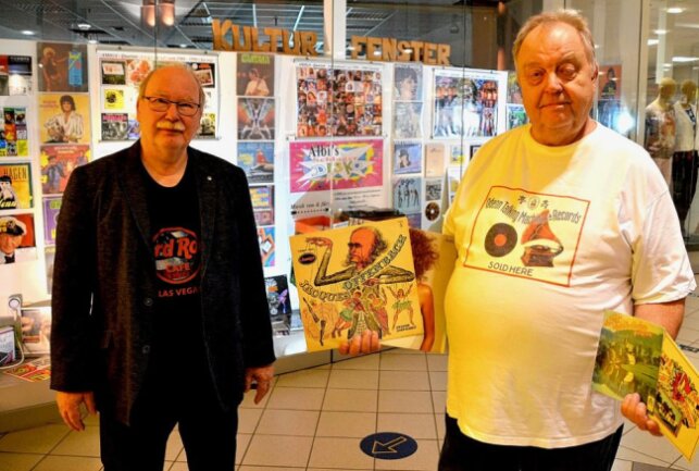 Heinz Tonndorf (li.)präsentiert im 11. Kulturfenster einen Ausschnitt des Amiga-Schallplattenarchivs von Albrecht Lenk (rechts). Foto: Karsten Repert