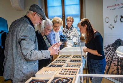 Einzigartiges Handwerk beim 19. Werkkunstmark entdecken - Besucher bestaunen beim Werkkunstmarkt 2019 die Waren. Foto: Kristin Schmidt