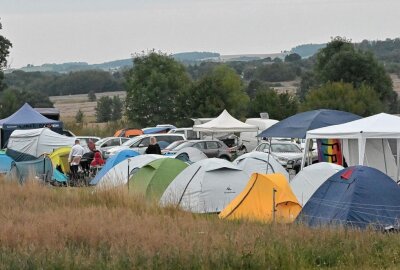 Einzigartiges Homeward-Festival findet in Niederwürschnitz statt - Einige der Festival-Besucher übernachten vor Ort im Zelt. Foto: Ralf Wendland