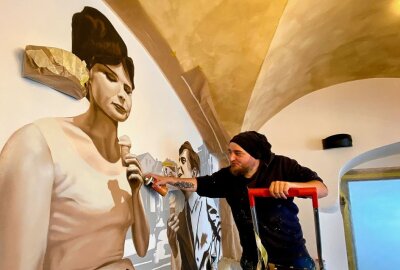 Eis Venezia Manufaktur in Schneeberg nun noch größer - Markus Esche von RebelArt hat am Wandbild in der Eis Venezia Manufaktur mitgewirkt. Foto: Ralf Wendland
