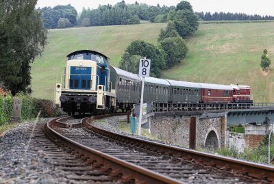 Eisenbahnnostalgie: Tausende Zuschauer zu den Jubiläen vernetzt - Sonderzüge fuhren. Foto: Thomas Fritzsch/PhotoERZ