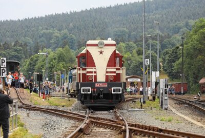 Eisenbahnnostalgie: Tausende Zuschauer zu den Jubiläen vernetzt - Sonderzüge fuhren in den Bahnhöfen ein. Foto: Thomas Fritzsch/PhotoERZ