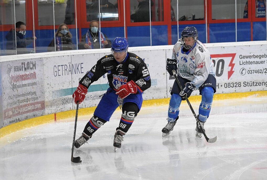 Eishockey-Saison nun offiziell beendet - Die Schönheider Wölfe - links Petr Kukla, standen zuletzt Anfang November 2020 auf dem Eis. Foto: Ralf Wendland