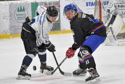 Eishockey: Schönheider Wölfe sind wieder Tabellenführer - Die Schönheider Wölfe - rechts Vincent Wolf - haben sich gegen den ESC Dresden durchgesetzt. Foto: Ralf Wendland