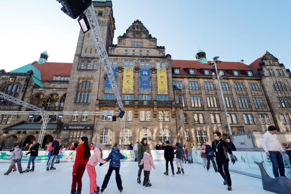 Eislaufen mitten in der Innenstadt ab Februar 2023 - Chemnitz, Markt, die Chemnitzer nutzen am schönen Wintersonnentag die Kunststoffeislaufbahn, bei 11 Grad Celsius ist so auch Eislaufen möglich. Foto: Harry Härtel