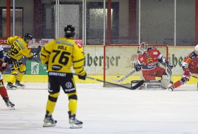 Eispiraten Crimmitschau verlieren 2:5 gegen Krefeld - Das 0:1 für die Krefelder. Foto: Andreas Kretschel