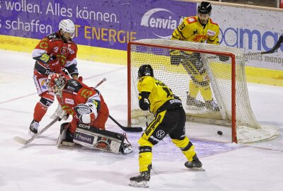Eispiraten Crimmitschau verlieren 2:5 gegen Krefeld - 0:5 gegen Christian Schneider. Foto: Andreas Kretschel