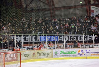 Eispiraten erkämpfen sich gegen Dresden einen Zähler - Die Botschaft der Fans zum Spiel.Foto: Andreas Kretschel