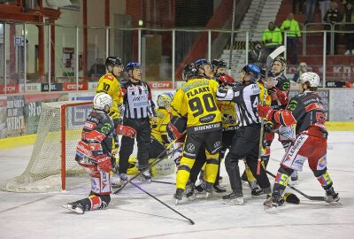 Eispiraten gelingt 3:0-Playoff-Auftaktsieg gegen Krefeld - Auf dem Eis kann es auch hitzig werden. Foto: Andreas Kretschel