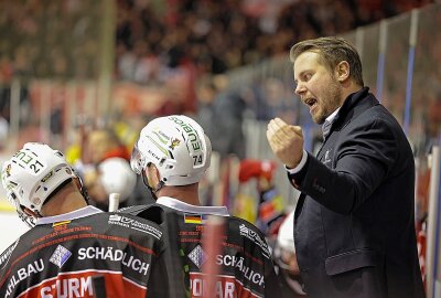 Eispiraten gelingt 3:0-Playoff-Auftaktsieg gegen Krefeld - Trainer Jussi Tuores. Foto: Andreas Kretschel