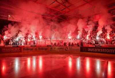 Eispiraten gelingt 3:0-Playoff-Auftaktsieg gegen Krefeld - Crimmitschau-Fans in der Heine-Kurve. Foto: Andreas Kretschel