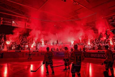 Eispiraten gelingt 3:0-Playoff-Auftaktsieg gegen Krefeld - Crimmitschau-Fans in der Heine-Kurve. Foto: Andreas Kretschel