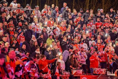 Eispiraten gewinnen Heimspiel gegen Ravensburg Towerstars - Crimmitschauer Eispiraten gewinnen Heimspiel. Foto: Andreas Kretschel