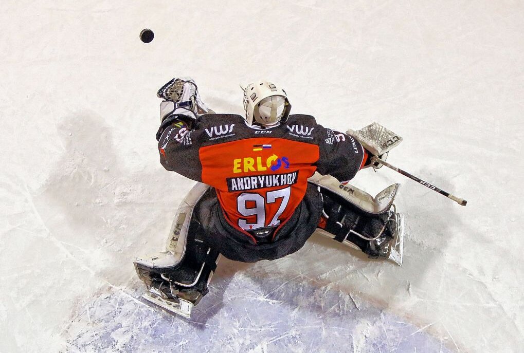 Eispiraten-Goalie Ilya Andryukhov denkt nach Unfall nicht ans Aufhören - Ilya Andryukhov will seine Karriere trotz eines schweren Autounfalls fortsetzen.Foto:Andreas Kretschel