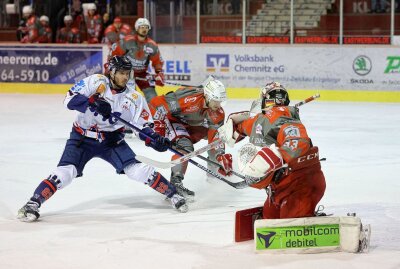 Eispiraten kassieren vierte Niederlage - Martin Hlozek macht das 2:0. Foto: Andreas Kretschel