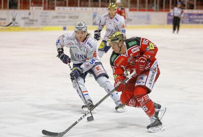 Eispiraten schlagen dezimierte Falken mit 6:1 - Vincent Schlenker gegen Moritz Wirth. Foto: Andreas Kretschel