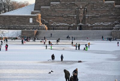 Eisvergnügen am Völkerschlachtdenkmal: Am Montag droht Straßenglätte - Der See vor dem Völkerschlachtdenkmal ist gefroren. Foto: Anke Brod