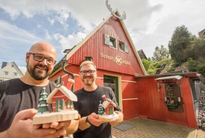 Elchhaus aus Seiffen gibt es jetzt auch in echt - Nico und Hans Kaden stehen mit ihren Räucherhäusern vor ihrem "Elchhaus". Foto: Jan Görner