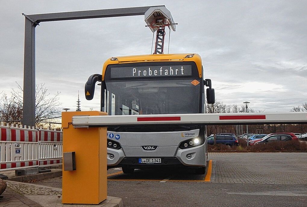 Aufladestation am Leipziger "Herzklinikum" in Probstheida für den Elektrobus der Linie 76 E. Foto: Anke Brod