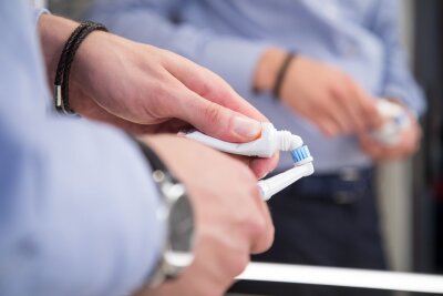 Elektrische Zahnbürsten aus der Drogerie putzen auch gut - Wer eine elektrische Zahnbürste aus der Drogerie nutzt, muss auf Extras verzichten. Zum Beispiel auf Apps, mit denen sich das Zahnputzverhalten analysieren lässt.