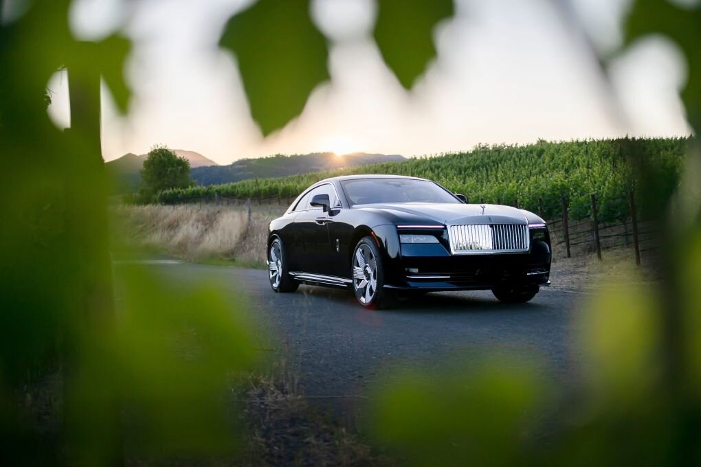 Elektrischer Rolls-Royce Spectre surrt im Herbst vor - Grüner Rahmen: Rolls-Royce rollt mit dem Spectre ein hoch potentes, luxuriöses und ziemlich teures E-Mobil vor.