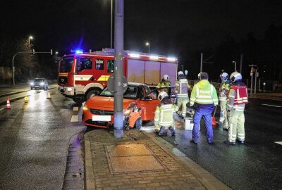 Elektroauto kollidiert mit Lichtmast auf der B173 - Gesternabend kam es gegen 19.20 Uhr auf Coventrystraße (B 173), in Höhe der Reuningstraße/Schlehenstraße zu einem Verkehrsunfall. Foto: Roland Halkasch