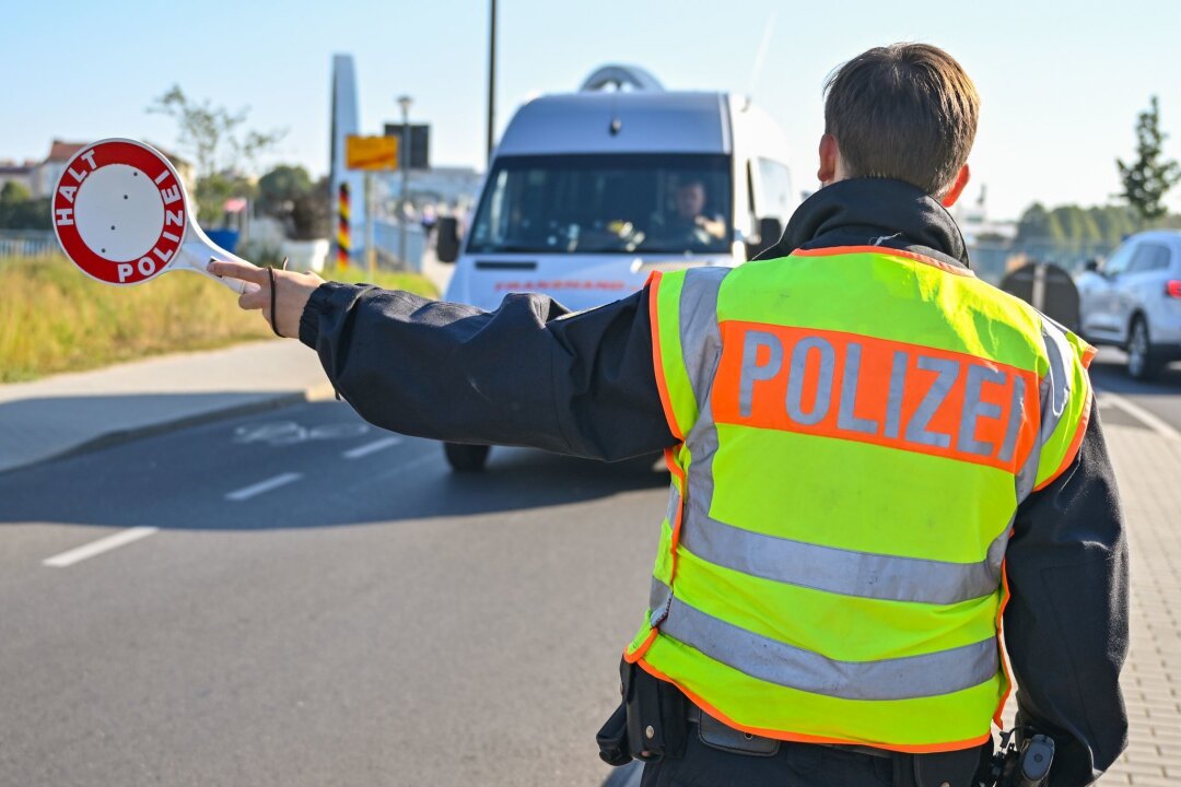 Elf Menschen unerlaubt eingereist: Schleuser festgenommen - Ein Beamter der Bundespolizei stoppt den Fahrer eines Kleintransporters.