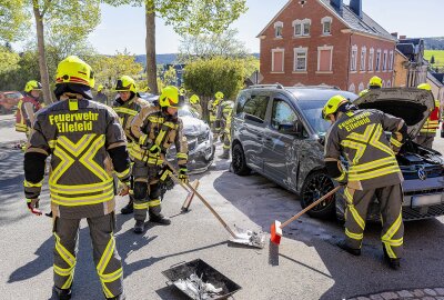 Ellefeld: Automatisches Notrufsystem alarmiert Feuerwehr und Rettungsdienst - Verkehrsunfall in Ellefeld. Foto: David Rötzschke