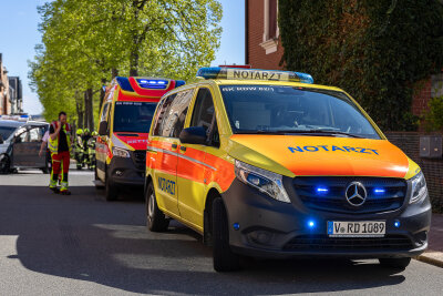 Ellefeld: Automatisches Notrufsystem alarmiert Feuerwehr und Rettungsdienst - Rettungskräfte sind im Einsatz. Foto: David Rötzschke