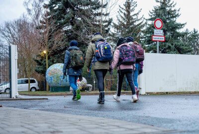 Eltern und Schüler  besorgt: Polizeipräsenz nach Amokdrohung in Sachsen - Die Polizei ist weiterhin an der Schule präsent. Foto: xcitepress