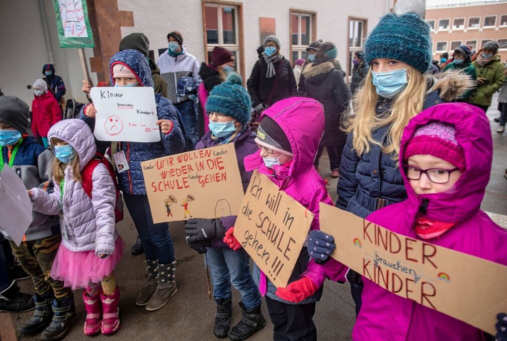 Eltern und Schüler protestieren vorm Landratsamt in Annaberg gegen die Schulschließungen. Bildrechte: Bernd März/Blaulicht&Stormchasing 