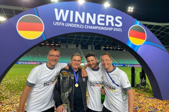 Auch das Funktionsteam der U21-Nationalmannschaft durfte den EM-Triumph gebührend feiern. Auch für Sebastian Köhler aus Plauen war es ein unvergesslicher Tag. 