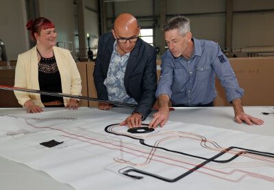 Entwicklungsleiterin Simone Meinel fachsimpelte mit Kunden aus Österreich  über technische Textilien. Foto: Thomas Voigt