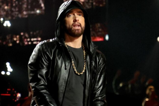 Eminem feiert seine Aufnahme in die "Rock and Roll Hall of Fame" - Rapper Eminem wurde im Frühjahr in die berühmte "Rock and Roll Hall of Fame" aufgenommen, nun wurde sein Einzug mit einer großen Zeremonie gefeiert.