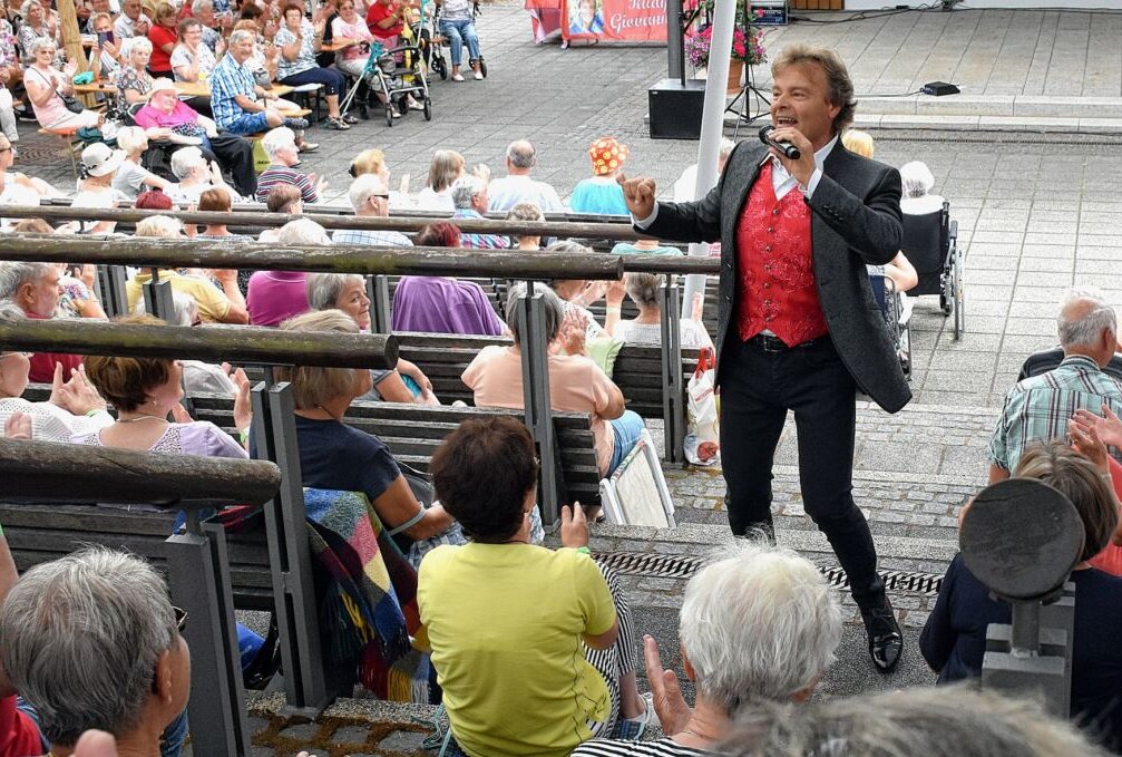 Emotionen pur im Kurpark: Konzert mit Rudy Giovannini - Rudy Giovannini am 23.7.2022 auf dem Kurpark-Konzert in Wolkenstein. Foto: Maik Bohn
