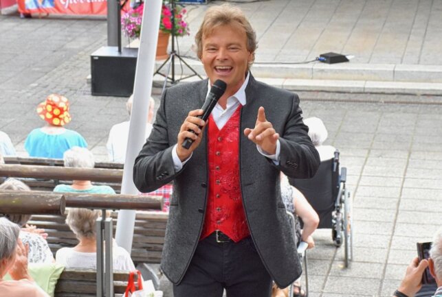 Rudy Giovannini am 23.7.2022 auf dem Kurpark-Konzert in Wolkenstein. Foto: Maik Bohn