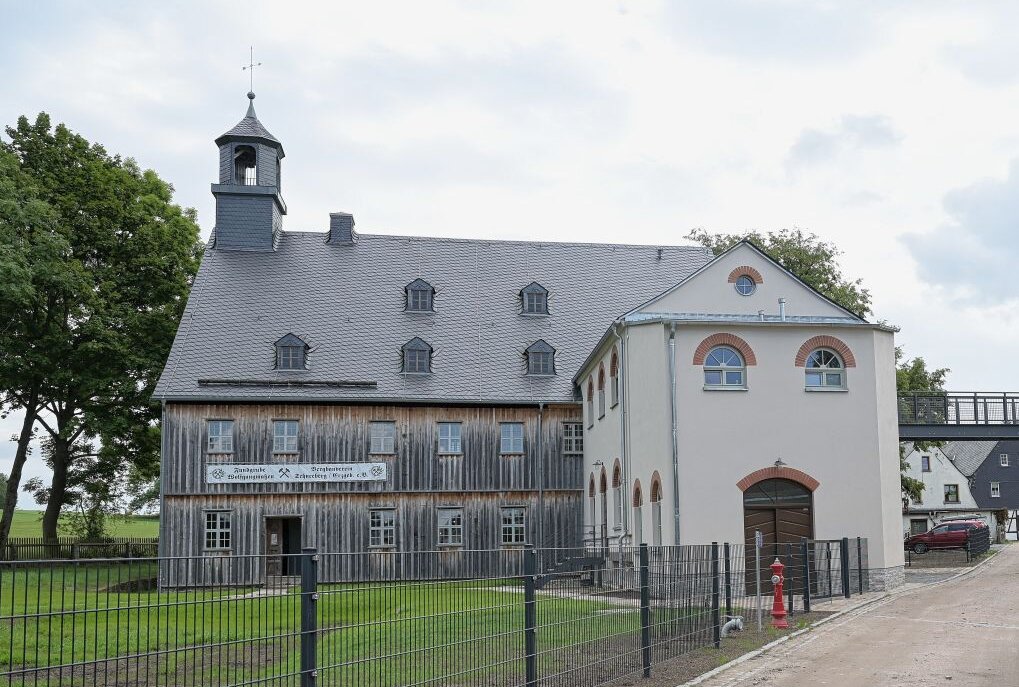 Das Empfangsgebäude am Pochwerk der Fundgrube Wolfgangmaßen (re.) ist offiziell eingeweiht worden. Foto: Ralf Wendland
