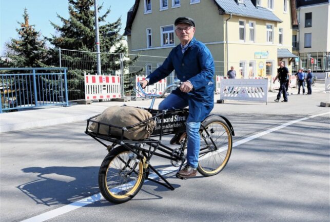 Endlich wieder freie Fahrt auf der Kirchenbrücke in Flöha - Wolfgang Wundram befuhr mit seinem historischen Fahrrad als Erster die Brücke. Foto: Knut Berger