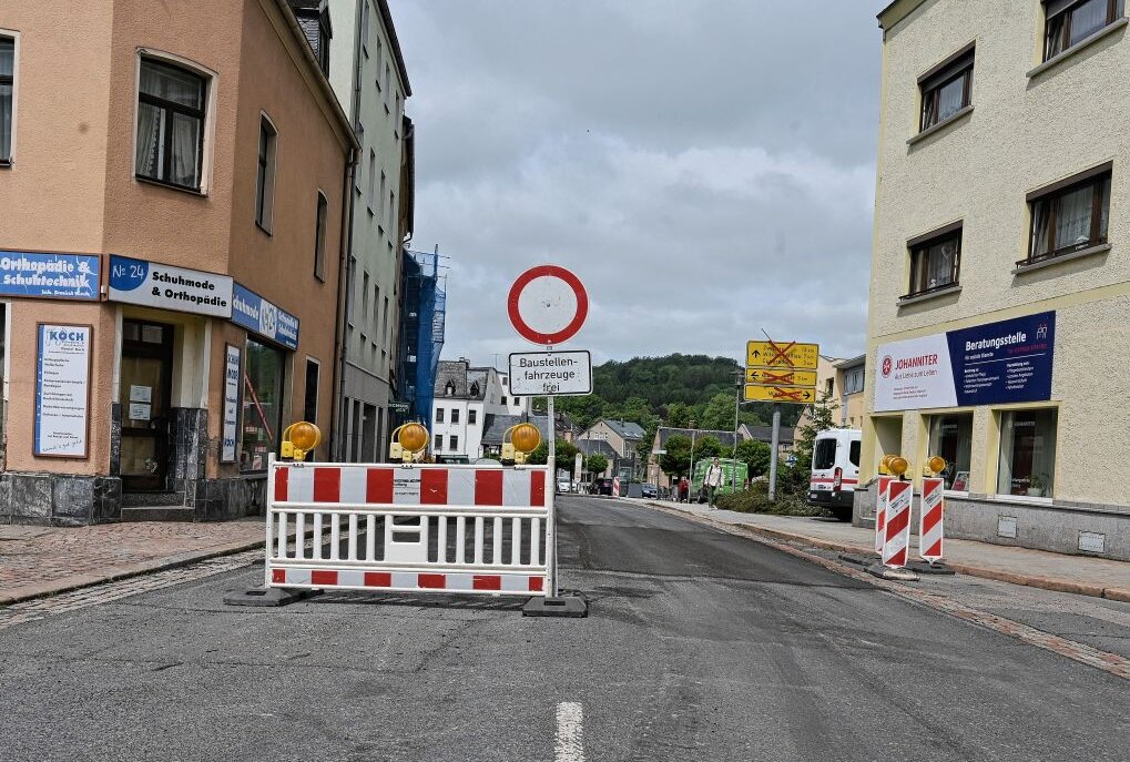 Endlich wieder freie Fahrt auf wichtiger Verkehrsader in Kirchberg - Die Brühlkreuzung in Kirchberg wird nach umfangreichen Baumaßnahmen am Freitag für den Verkehr wieder freigegeben. Foto: Ralf Wendland