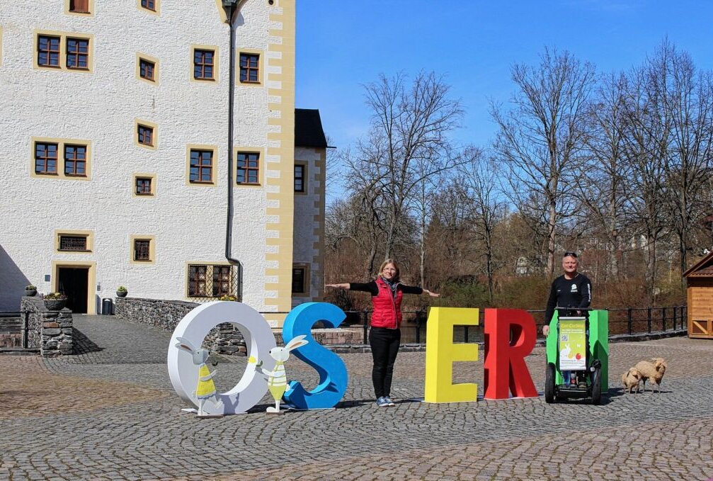 Endlich wieder Osterspaß im Wasserschloß Klaffenbach - Die Riesenbuchstaben im Schlosshof animieren zu lustigen Foto-Aktionen. Foto: C3 GmbH/Anja Grams