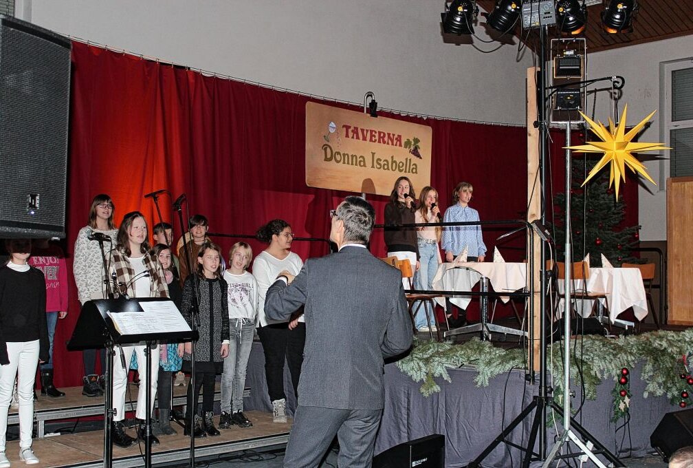 Endlich wieder Weihnachten in der Schule - Das Musical wurde unter Leitung des Musiklehrers Benno Tietz einstudiert. Foto: Jana Kretzschmann