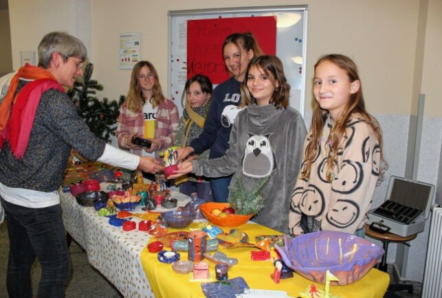 Endlich wieder Weihnachten in der Schule - Schülerinnen und Schüler der Klassen 5 und 7 boten ihre in der AG Keramik gefertigten Werke an. Foto: Jana Kretzschmann