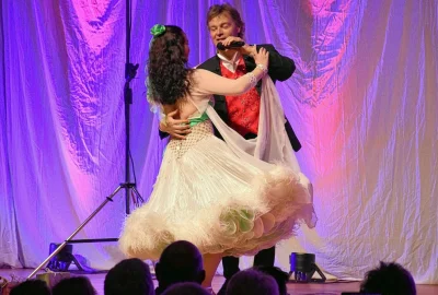 Endlich wieder "Zuhause": Rudy Giovannini gab emotionales Konzert in der Stadthalle Chemnitz - Sogar ein Tänzchen wagte "Rudy" selbst und sang dabei sehr konzentriert weiter.Foto :Maik Bohn/pixelmobil