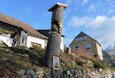 Endspurt auf dem Weißbacher Krippenweg - Eine Besonderheit stellt dieser Baumstamm im Unterdorf dar. Foto: Andreas Bauer