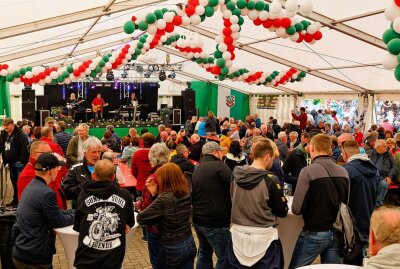 Endspurt für eine bunte Festwoche in Oberlungwitz - Das Festzelt war beim Auftritt der Band RB II gut gefüllt. Foto: Markus Pfeifer