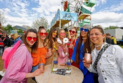 Endspurt für eine bunte Festwoche in Oberlungwitz - Die bunten Besucherinnen vom Faschingsklub Hermsdorfia brachten Durst und gute Laune mit. Foto: Markus Pfeifer