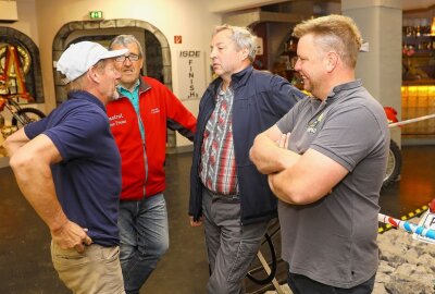 Enduro-WM startet mit Treffen von Ex-Rennsportgrößen im Deutschen Enduro Museum - Endurosportler unter sich. Foto: Thomas Fritzsch/PhotoERZ